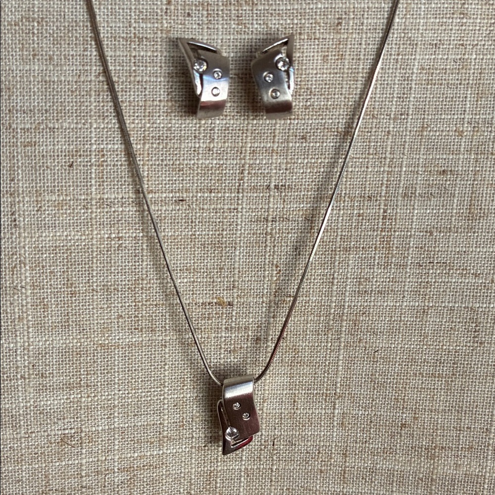 Elegant Silver 925  Necklace and Stud Earring Set
Clear Rhinestone
